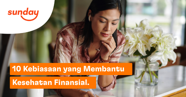 Seorang wanita muda professional sedang mengatur keuangannya.