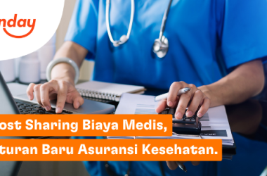 petugas administrasi rumah sakit sedang menghitung dan mencatat biaya medis