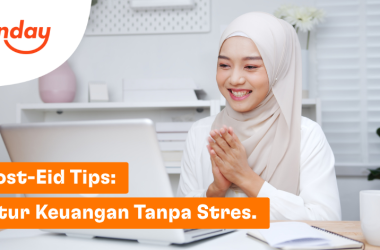 Wanita tersenyum menggunakan laptop di rumah sambil mengatur keuangan setelah Lebaran, dengan pesan “Post-Eid Tips: Atur Keuangan Tanpa Stres”