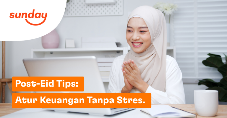 Wanita tersenyum menggunakan laptop di rumah sambil mengatur keuangan setelah Lebaran, dengan pesan “Post-Eid Tips: Atur Keuangan Tanpa Stres”