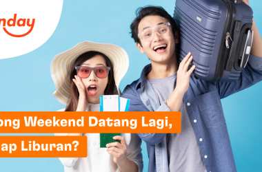 Gambar sepasang muda-mudi yang sedang bersemangat bersiap-siap untuk liburan. Wanita di sebelah kiri mengenakan topi anyaman dan kacamata merah muda dengan ekspresi terkejut senang, memegang tiket pesawat. Pria di sebelah kanan tersenyum lebar dengan kacamata bening, membawa koper besar di pundaknya. Latar belakang berwarna biru cerah dengan logo brand 'sunday' di pojok kiri atas dan teks spanduk oranye bertuliskan 'Long Weekend Datang Lagi, Siap Liburan?'