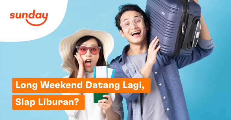 Gambar sepasang muda-mudi yang sedang bersemangat bersiap-siap untuk liburan. Wanita di sebelah kiri mengenakan topi anyaman dan kacamata merah muda dengan ekspresi terkejut senang, memegang tiket pesawat. Pria di sebelah kanan tersenyum lebar dengan kacamata bening, membawa koper besar di pundaknya. Latar belakang berwarna biru cerah dengan logo brand 'sunday' di pojok kiri atas dan teks spanduk oranye bertuliskan 'Long Weekend Datang Lagi, Siap Liburan?'