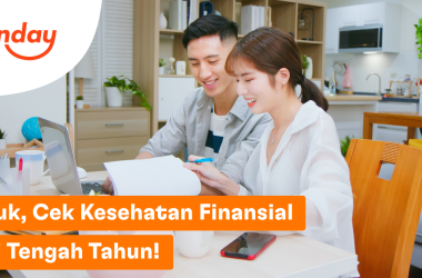 Ilustrasi pasangan sedang mengecek kondisi keuangan bersama di rumah sebagai bagian dari evaluasi kesehatan finansial di pertengahan tahun.