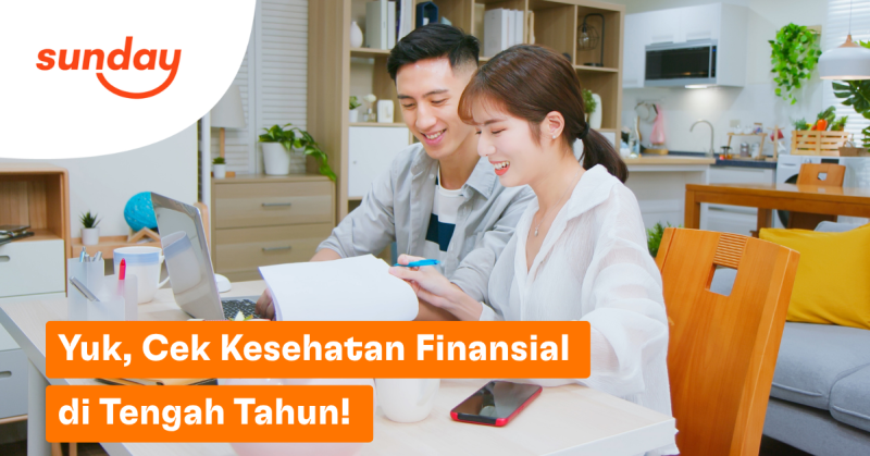Ilustrasi pasangan sedang mengecek kondisi keuangan bersama di rumah sebagai bagian dari evaluasi kesehatan finansial di pertengahan tahun.