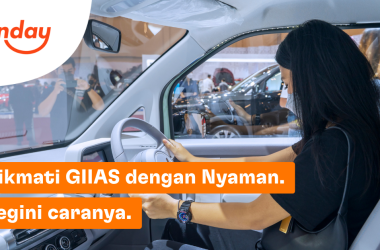 Seorang pengunjung mencoba duduk di dalam mobil yang dipamerkan di GIIAS 2026 sambil mengeksplorasi interior kendaraan. Ilustrasi artikel berisi panduan menikmati GIIAS 2026 dengan lebih nyaman.