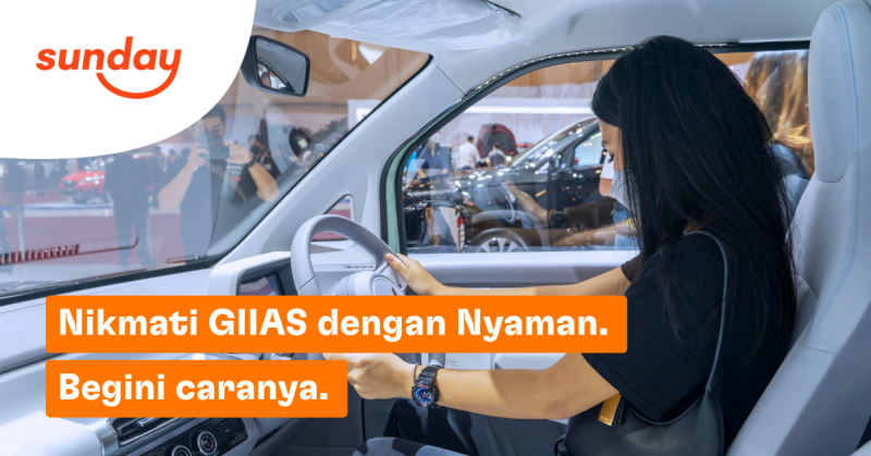 Seorang pengunjung mencoba duduk di dalam mobil yang dipamerkan di GIIAS 2026 sambil mengeksplorasi interior kendaraan. Ilustrasi artikel berisi panduan menikmati GIIAS 2026 dengan lebih nyaman.