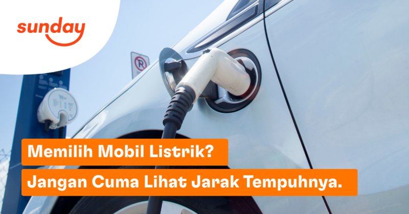 Mobil listrik berwarna putih yang sedang diisi daya dengan kabel charger terpasang pada port pengisian daya. Di sudut kiri atas terdapat logo Sunday dan di bagian bawah terdapat spanduk oranye bertuliskan "Memilih Mobil Listrik? Jangan Cuma Lihat Jarak Tempuhnya."