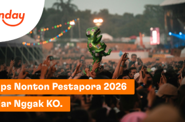 Suasana kerumunan penonton festival musik Pestapora 2026 di area terbuka dengan balon hijau berbentuk dinosaurus. Terdapat logo Sunday di pojok kiri atas dan teks bertuliskan "Tips Nonton Pestapora 2026 Biar Nggak KO."