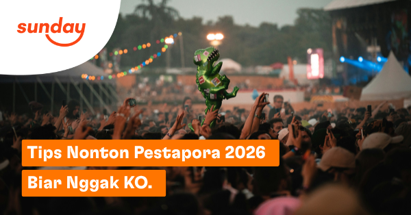 Suasana kerumunan penonton festival musik Pestapora 2026 di area terbuka dengan balon hijau berbentuk dinosaurus. Terdapat logo Sunday di pojok kiri atas dan teks bertuliskan "Tips Nonton Pestapora 2026 Biar Nggak KO."